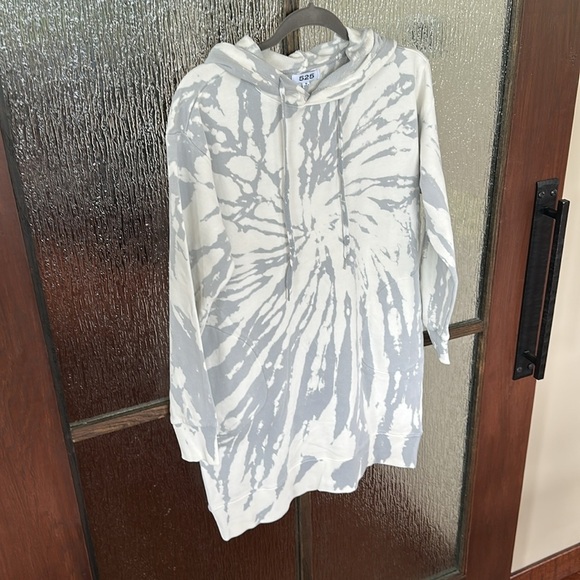 Revolve* 525 America Gray and White Tie-Dye Hoodie dress size Medium. NWT - Picture 3 of 9